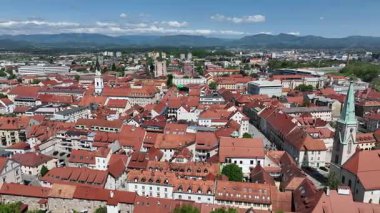 İlkbaharda Slovenya manzaralarının havadan görünüşü. Celje ve kalesinin insansız hava aracı görüntüleri. Tarihsel Celje Şatosu, ortaçağ mirası ve modern yaşamı birleştiren canlı bahar kasabalarına göz yumuyor..