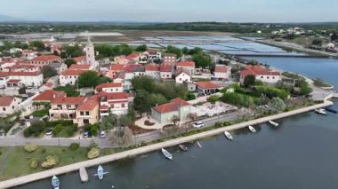 Nin 'in ilkbaharda insansız hava aracı tarafından ele geçirildiği tarihi sahil kasabası. Taştan evleri ve Adriyatik arkaplanı olan eski Nin kasabası, baharda Hırvatistan 'da miras ve kıyı cazibesini göstererek yukarıdan çekildi