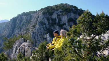 Genç çift güneşli bir günde Termessos yakınlarında antik dağları keşfeder. Sıcak ışık, kayalık patikalar, panoramik manzaralar, Türkiye 'de macera aşkı ve vahşi doğa.
