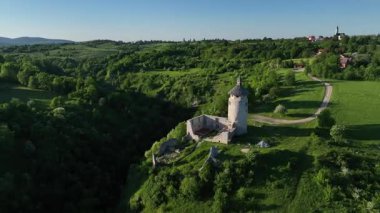 Korana yakınlarındaki yeşil tepede Ortaçağ Dreznik Grad 'ı. Yukarıdan görülen Dreznik Eski Kasabası 'nın tarihi kalıntıları Korana Nehri yakınlarındaki yemyeşil tepelere kurulmuştu. Huzurlu ve sinematik bahar manzarası