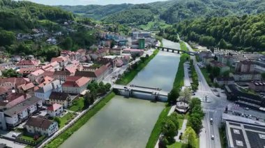 İlkbaharda Slovenya manzaralarının havadan görünüşü. Lasko kasabasının hava manzarası yeşil tepelerin arasına yerleşmişti. Bahar güneşinde termal kaplıcalar, bira fabrikaları ve huzurlu doğal çevresiyle ünlüdür..