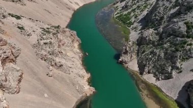 Obrovac 'tan nehir ağzı antenine kadar Zrmanja kanyonu nehri. Dolambaçlı Zrmanja nehrinin havadan çekimleri derin kanyonu, bereketli bahar renklerini ve uzak yolları kesiyor.