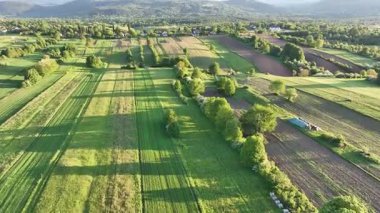 Ortaçağ Dreznik Grad yakınlarında yeşil çayırlar ve tepeler. Dreznik şehri yakınlarındaki geniş yeşil alanlar ve kırsal yolların insansız hava aracı görüntüsü. Canlı manzara, bahar büyümesi, Hırvat köylerinde tipik bir barış duygusu.