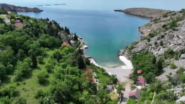 Baric Draga 'da küçük evleri ve berrak mavi suları olan kıyı manzarası. Hırvatistan 'ın gizli sahil köyünün güneşli bahar gününde çekilen huzurlu hava manzarası.