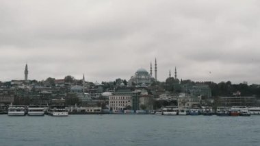İstanbul, Türkiye - 3 Aralık 2023. Heybetli Ayasofya İstanbul 'a bakıyor, feribot gemisinden İstanbul' un dalgalı sularında geziniyor..