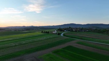 Arial manzaralı yeşil tepeler ve Hırvatistan kırsalında yuva yapmış köyler. İlkbahar manzarayı soluyor, otlaklar çiçek açmaya başlıyor geleneksel evler manzaralı vadiler ve yamaçlara saçılmış.
