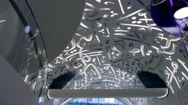 Dubai, BAE - 16 Ocak 2024: Geleceğin Müzesi 'nin modern iç kesimlerinden keyif alan turistler. Modern fütüristik müze mimar Shaun Killa tarafından tasarlandı..