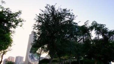 Dubai, BAE - 16 Ocak 2024: Dubai Şehir merkezinden Geleceğin Manzarası Müzesi. Modern fütüristik müze mimar Shaun Killa tarafından tasarlandı. Şehir manzarası silüeti.