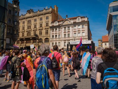 Prag, Çek Cumhuriyeti - 12 Ağustos 2023: Prag Onur Festivali Geçidi. Gökkuşağı ve diğer LGBTQ özellikleri ile parlak ve mutlu geçit ziyaretçileri