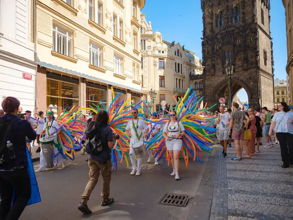 Prag, Çek Cumhuriyeti - 12 Ağustos 2023: Prag Onur Festivali Geçidi. Gey gururu sırasında renkli balonları olan kadınlar ve erkekler müzik enstrümanları çalıyor