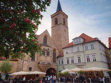 Erfurt, Almanya - 21 Mayıs 2023: Eski kentte şehir hayatı, tarihi miras.
