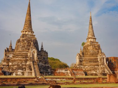 Wat Phra Si Ayutthaya 'nın tarihi tsunami ve simgelerinin manzaraları, bu UNESCO Dünya Mirası sahasının huzurlu atmosferinde karmaşık mimari, tarihi kalıntılar, kültür mirası sergileniyor.