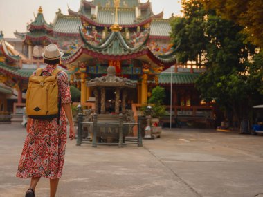 Bangkok 'taki Budist Tapınakları' nın yakınlarındaki Renkli Sokakları Keşfeden Kadın. Geleneksel mimari ve güzel Budist tapınaklarıyla çevrili Bangkok 'un büyüleyici sokaklarında gezen kadın gezgin..