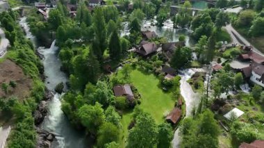 Slunj ve Korana nehirlerindeki Rastoke su değirmeni köyü. Şelaleleri, ahşap evleri, nehirleri akan sevimli Rastoke köyü. Hırvatistan 'ın göbeğindeki peri masalı bahar mevkiinin havadan görünüşü