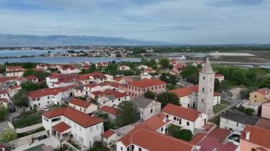 Nin 'in ilkbaharda insansız hava aracı tarafından ele geçirildiği tarihi sahil kasabası. Taştan evleri ve Adriyatik arkaplanı olan eski Nin kasabası, baharda Hırvatistan 'da miras ve kıyı cazibesini göstererek yukarıdan çekildi