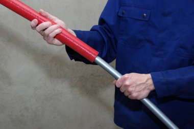 Tesisatçı plastik borular kuruyor, su ve ısıtma sistemleri için bakım yapıyor.. 