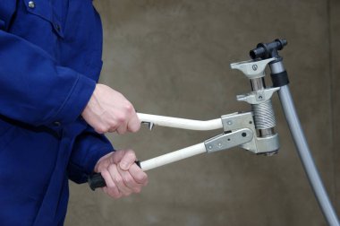 Tesisatçı plastik borular kuruyor, su ve ısıtma sistemleri için bakım yapıyor, metotlara basıyor 