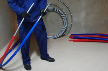 Tesisatçı plastik borular kuruyor, su ve ısıtma sistemleri için bakım yapıyor.. 