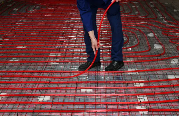 Arbeiter Verlegen Ein Rotes Rohr Für Den Warmen Fußboden Und — Stockfoto
