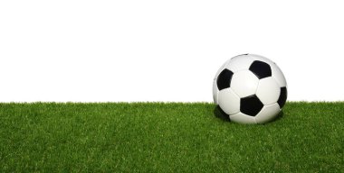 Futbol topu üzerinde beyaz izole yeşil çimenlerin üzerinde