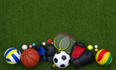 Yeşil çimlerde spor aletleri