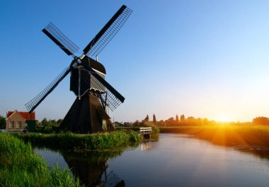 Hollanda 'da güneş ışığı altında yel değirmeni.