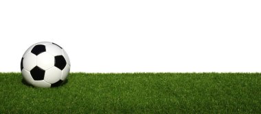 Futbol topu üzerinde beyaz izole yeşil çimenlerin üzerinde