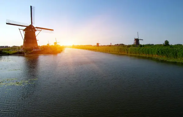 Ветряная Мельница Солнечный День Нидерландах Возле Воды — стоковое фото