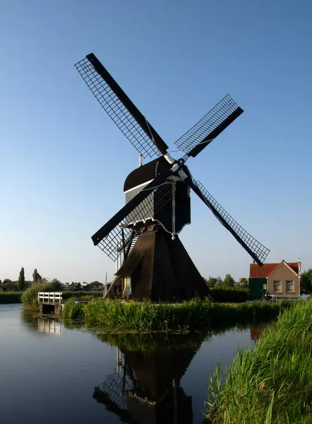 オランダの晴れた夏の日における伝統的なオランダ風車 ロイヤリティフリーのストック画像