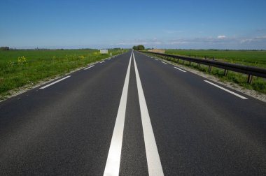 Asfalt araba yolu ve mavi gökyüzündeki bulutlar 