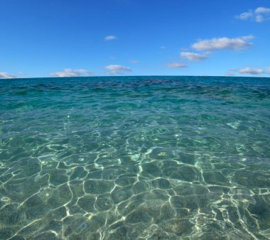 Gökyüzünde mavi deniz suyu yüzeyi