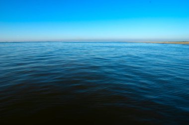 Gökyüzünde mavi deniz suyu yüzeyi