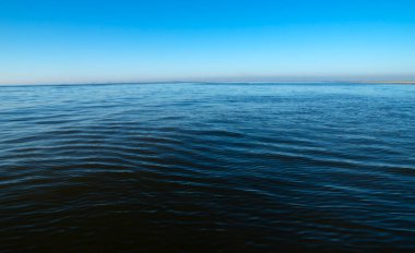 Gökyüzünde mavi deniz suyu yüzeyi