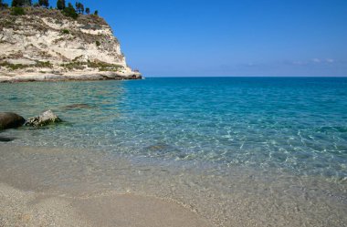 Mavi deniz ve kayaların manzarası.