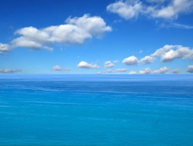 Gökyüzünde mavi deniz suyu yüzeyi