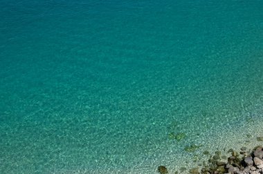Mavi turkuaz deniz suyu arka planı. Hava görünümü