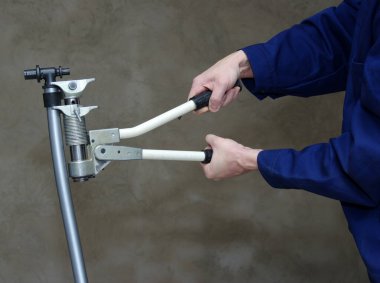 Tesisatçı plastik borular kuruyor, su ve ısıtma sistemleri için bakım yapıyor, metotlara basıyor 