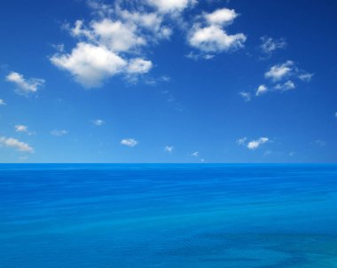 Gökyüzünde mavi deniz suyu yüzeyi