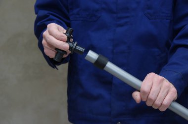 Tesisatçı plastik borular kuruyor, su ve ısıtma sistemleri için bakım yapıyor.. 