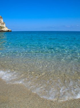 Mavi deniz ve kayaların manzarası.