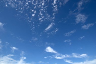 Mavi gökyüzünde beyaz kabarık bulutlar.