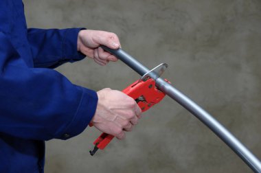 Tesisatçı plastik borular kuruyor, su ve ısıtma sistemleri için bakım yapıyor.. 