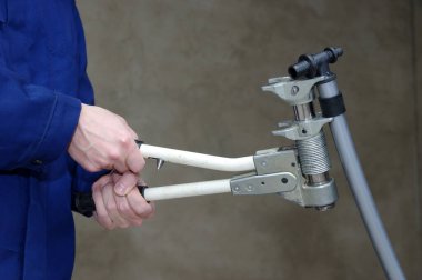 Tesisatçı plastik borular kuruyor, su ve ısıtma sistemleri için bakım yapıyor, metotlara basıyor 