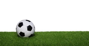 Futbol topu üzerinde beyaz izole yeşil çimenlerin üzerinde