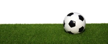 Futbol topu üzerinde beyaz izole yeşil çimenlerin üzerinde