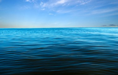 Gökyüzünde mavi deniz suyu yüzeyi
