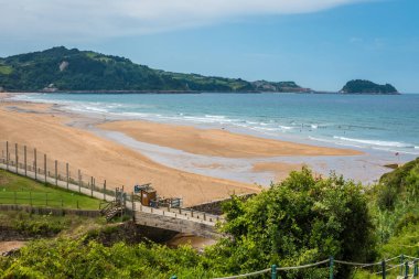 Zarautz Sahili 'nin havadan görünüşü, Bask Ülkesi, İspanya güzel bir yaz gününde.