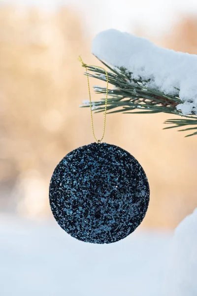 Opknoping Blauwe Glitter Kerstbal Sparren Wazig Achtergrond — Stockfoto