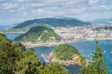 Güzel bir yaz gününde San Sebastian, Donostia, İspanya 'nın hava manzarası.