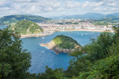 Güzel bir yaz gününde San Sebastian, Donostia, İspanya 'nın hava manzarası.